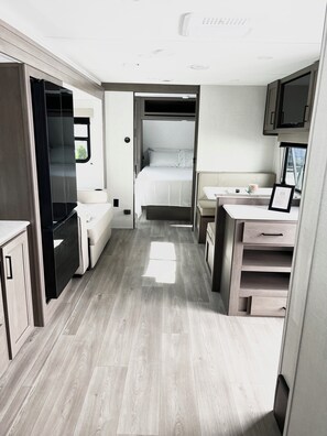 Een strijkplank/strijkijzer, wifi, beddengoed