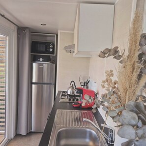 Réfrigérateur, micro-ondes, plaque de cuisson, lave-vaisselle