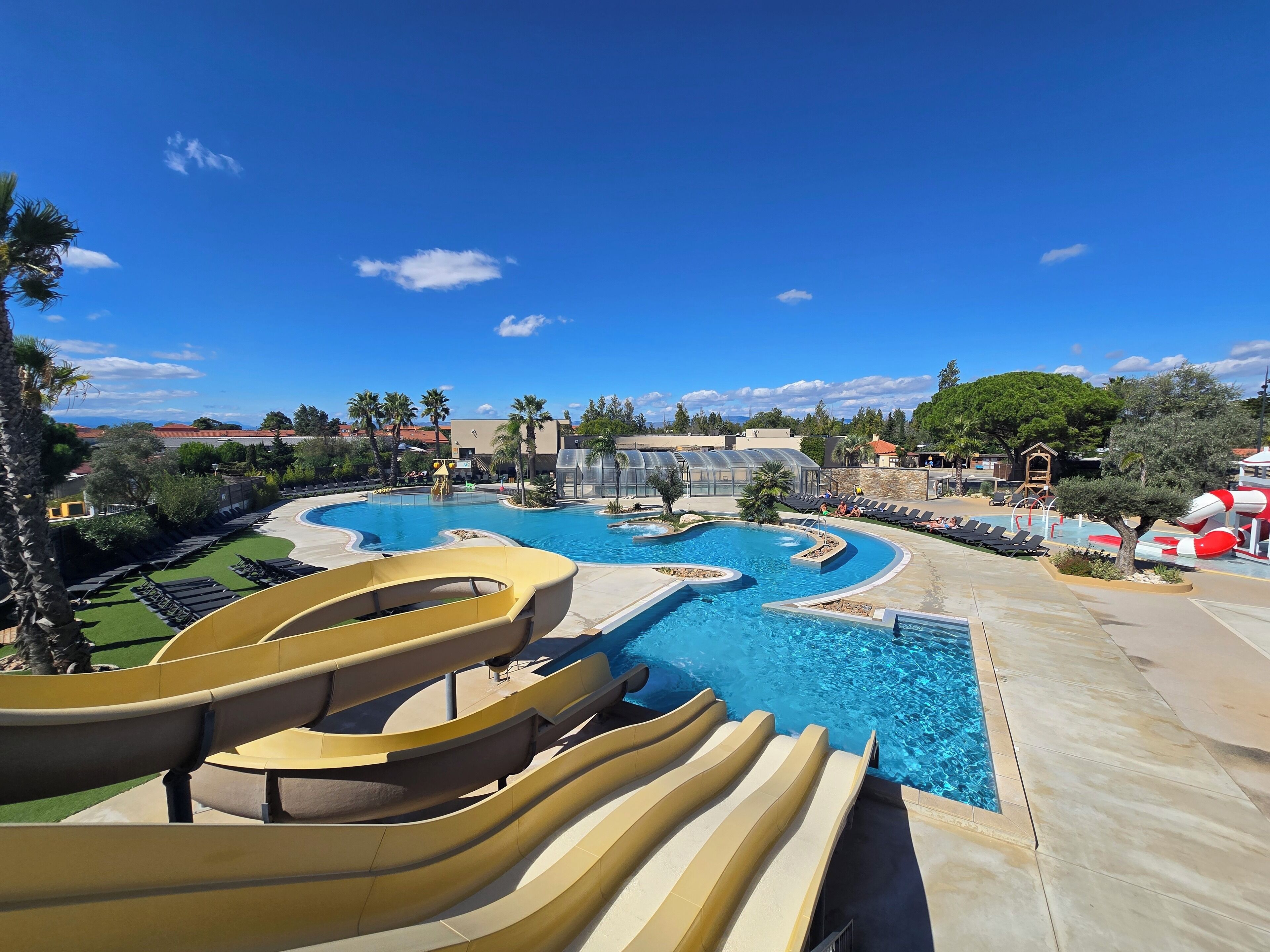 Piscina coberta i piscina a l'aire lliure 