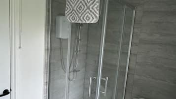 Een douche, een haardroger, handdoeken, toiletpapier