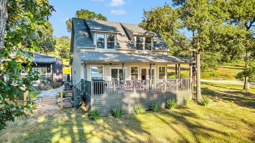 Lake Palestine Modern Cottage Game Room, Firepit, Green Kitchen