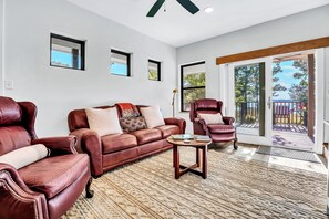 TV, fireplace - Lake Palestine Modern Cottage Game Room, Firepit, Green Kitchen (Flint)