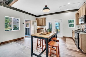 Microwave, oven, stovetop, dishwasher - Lake Palestine Modern Cottage Game Room, Firepit, Green Kitchen (Flint)
