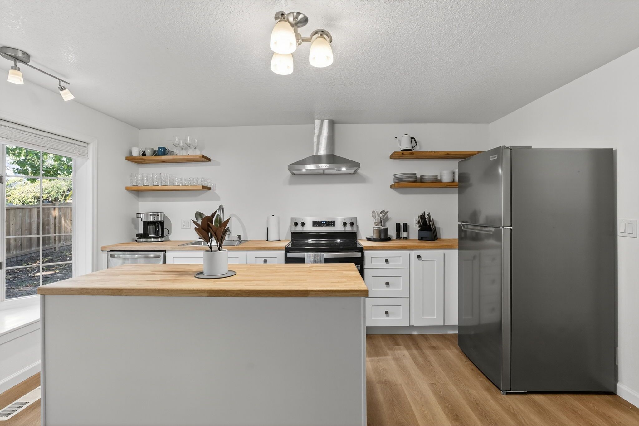 Geladeira, micro-ondas, fogão, cooktop