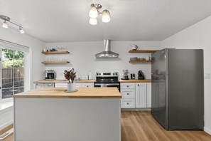 Jääkaappi, mikroaaltouuni, uuni, liesi