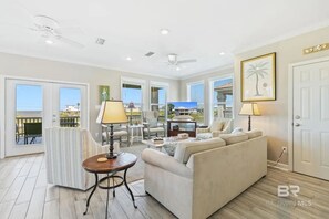 Smart TV - ~ 3 minute walk to the beach! Bay view! (Gulf Shores)