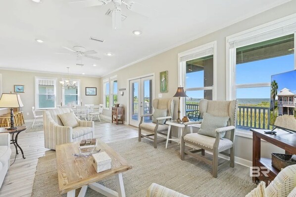 Smart TV - ~ 3 minute walk to the beach! Bay view! (Gulf Shores)