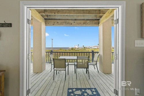 New listing special! Wonderful home with bay view -4 min walk to gulf