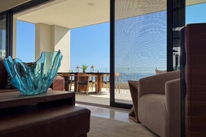 Televisión, chimenea, reproductor de DVD y estéreo