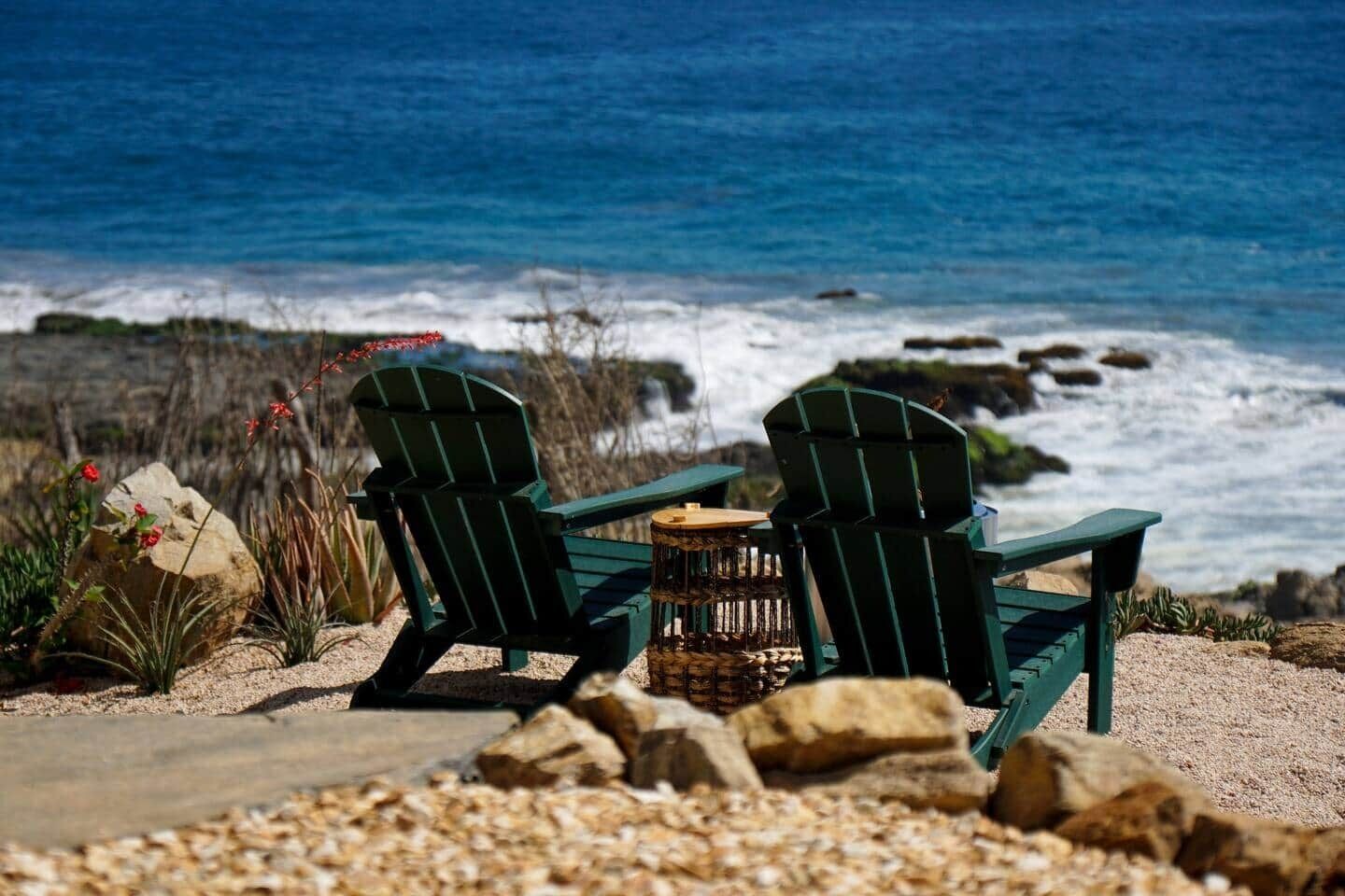 Chaises longues, serviettes de plage