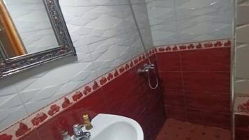 淋浴设施、毛巾、肥皂、卫生纸