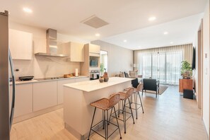 Réfrigérateur, four à micro-ondes, un four, grille-pain