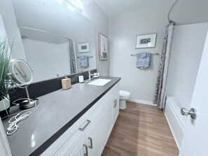 吹风机、毛巾、卫生纸