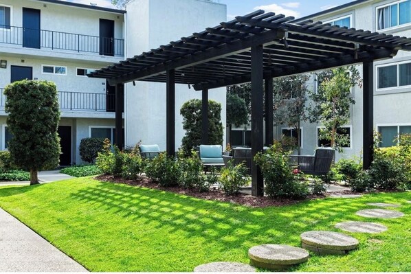 المنطقة المحيطة بالمنشأة