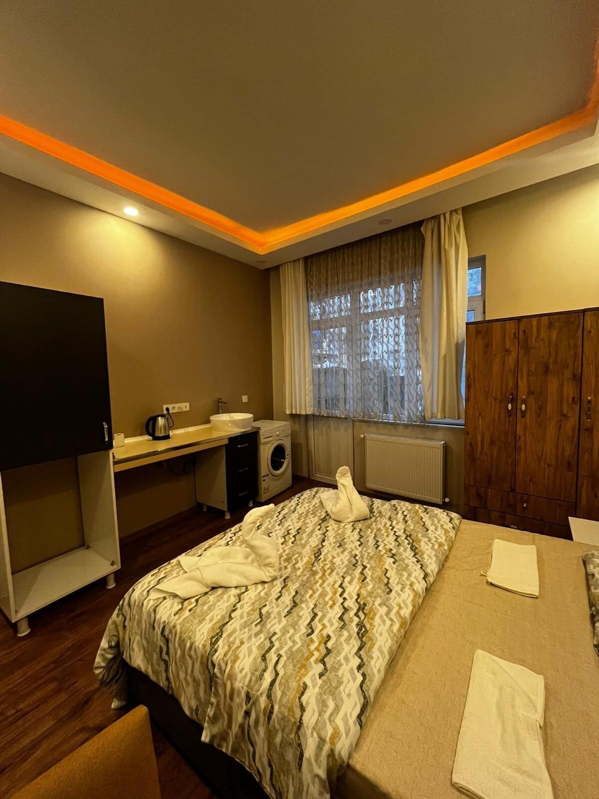 Habitació doble bàsica, 1 llit doble, no fumadors, balcó | Wifi gratuïta i roba de llit 