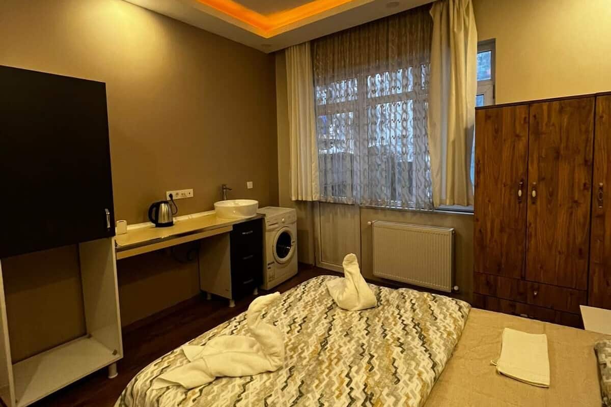 Habitació doble bàsica, 1 llit doble, no fumadors, balcó | Wifi gratuïta i roba de llit