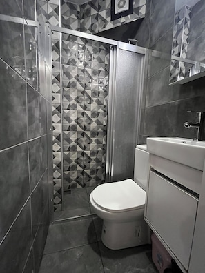 Deluxe-Studiosuite, 1 Doppelbett, Nichtraucher, Balkon | Badezimmer | Dusche, Haartrockner, Handtücher, Seife