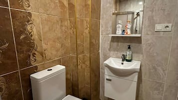 Studio Deluxe, sân hiên | Phòng tắm | Buồng tắm vòi sen, máy sấy tóc, chậu vệ sinh/vòi rửa, khăn tắm