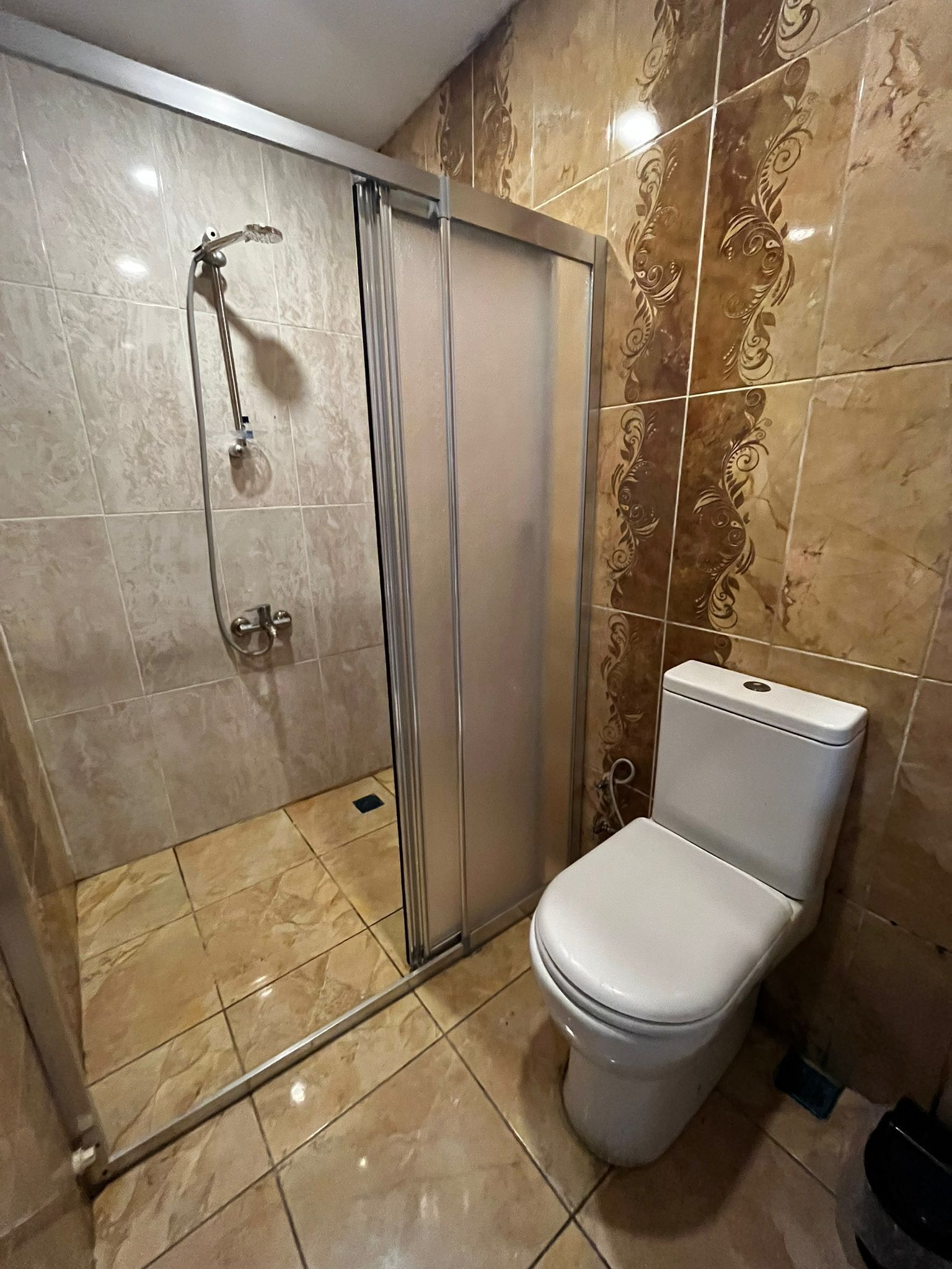 Studio Deluxe, sân hiên | Phòng tắm | Buồng tắm vòi sen, máy sấy tóc, chậu vệ sinh/vòi rửa, khăn tắm 