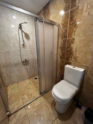 Deluxe Studio, Patio | Bilik Mandi | Pancuran mandi, pengering rambut, bidet, tuala disediakan 