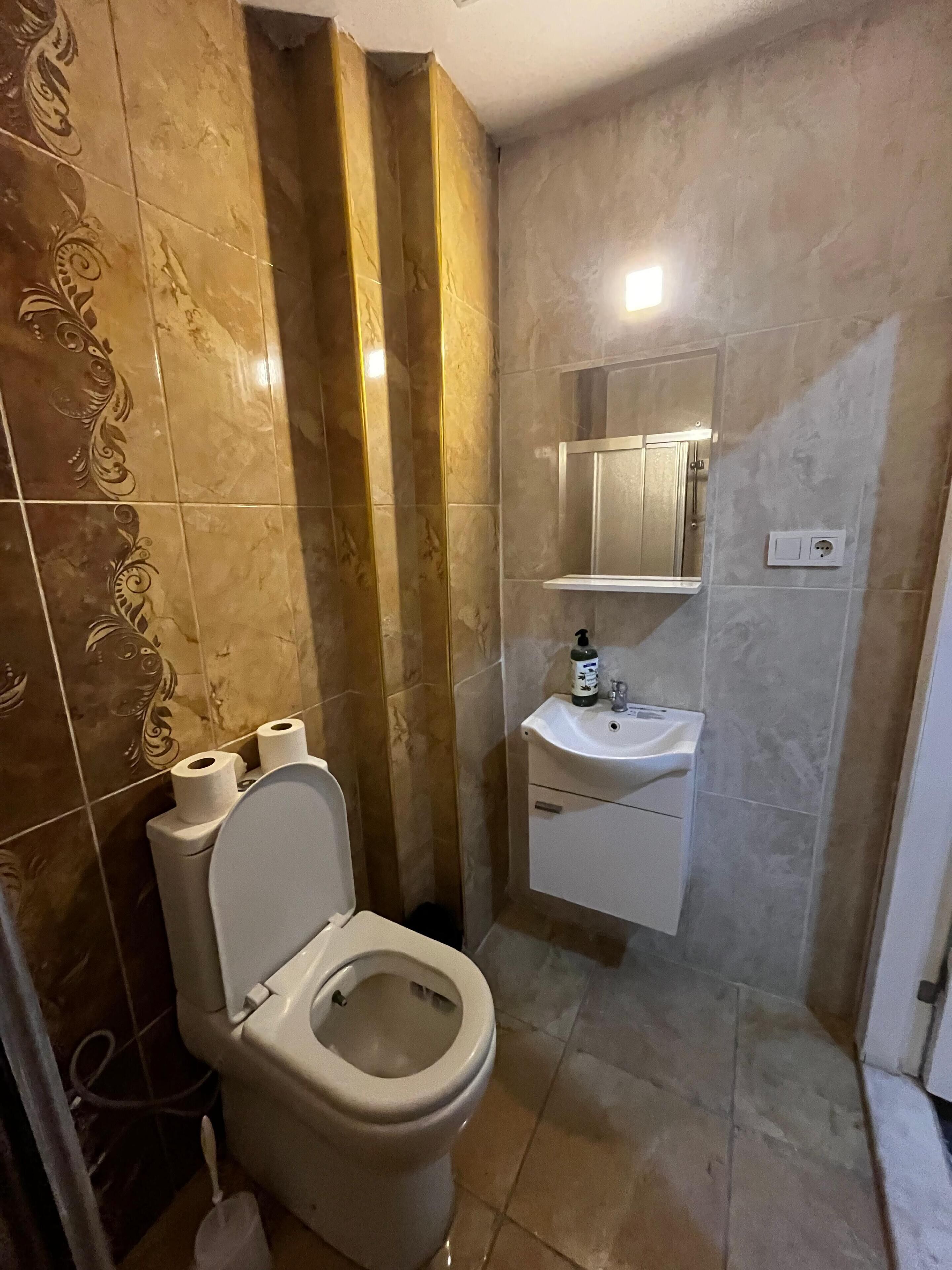Deluxe Studio, Patio | Bathroom | Shower, hair dryer, bidet, towels