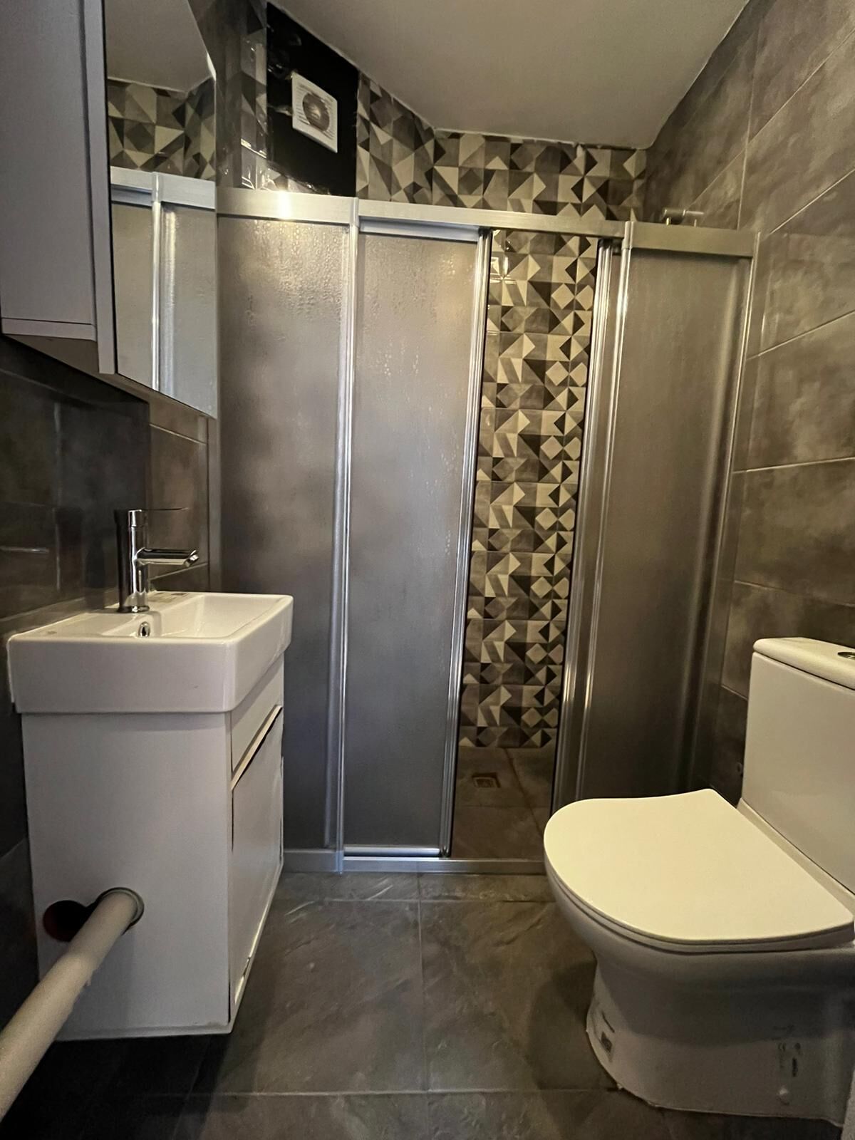 Habitació Deluxe | Bany | Dutxa, assecador de cabells, bidet i tovalloles 