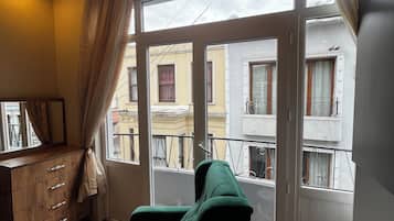 Deluxe Studio Suite, 1 Double Bed, Non Smoking, Balcony | Free WiFi