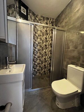 Basic Double Room, 1 Double Bed, Non Smoking, Balcony | Bathroom - White Lotus Suites (İstanbul)