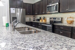 Kjøleskap, mikrobølgeovn, ovn og kokeplater