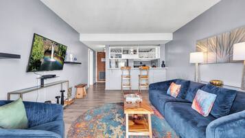 Appart'hôtel, 1 chambre, vue montagne | Salle de séjour | Télévision