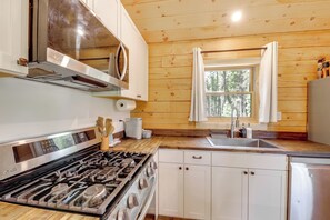 Réfrigérateur, micro-ondes, plaque de cuisson, lave-vaisselle