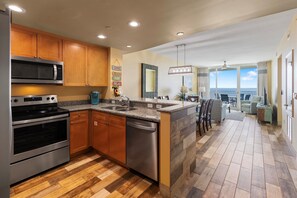 Four à micro-ondes, un four, surface de cuisson, lave-vaisselle