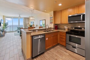 Réfrigérateur, four à micro-ondes, un four, surface de cuisson