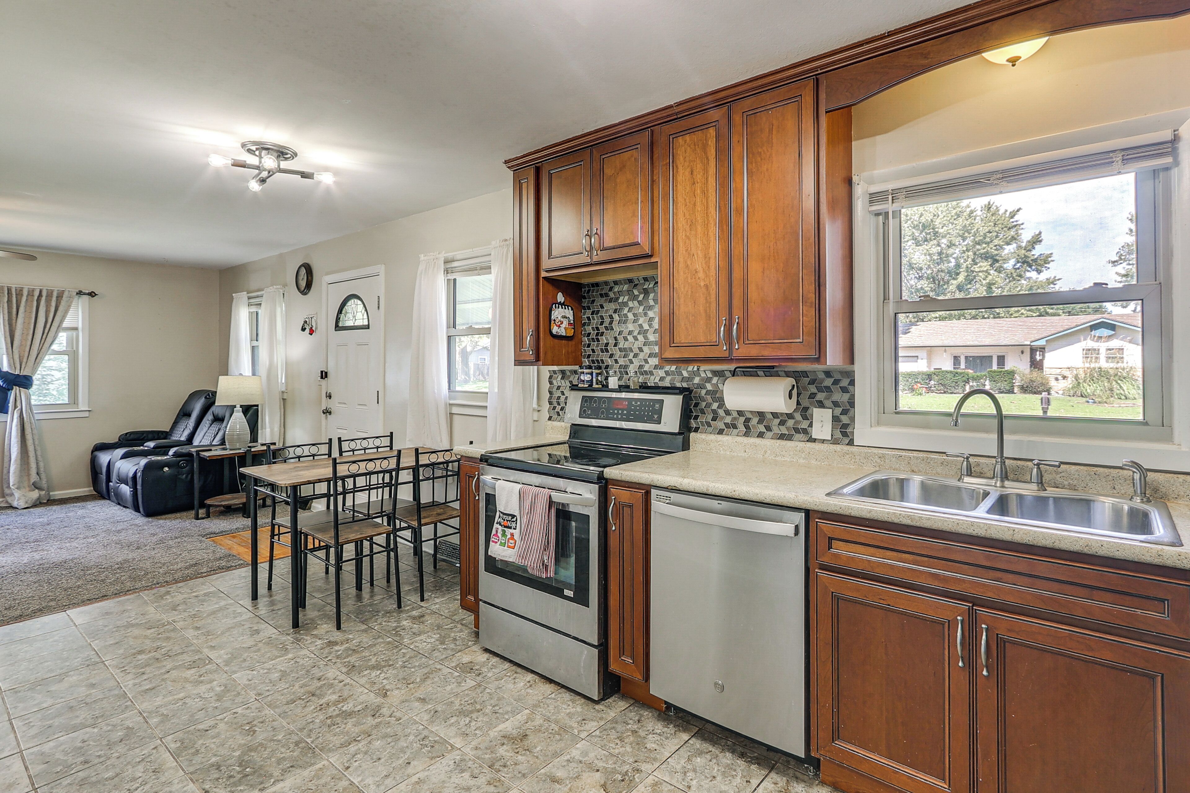 Fridge, microwave, stovetop, dishwasher