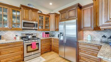 Fridge, microwave, stovetop, dishwasher