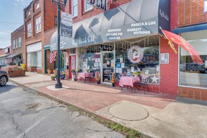 Outdoor dining - Explore Historic Dtwn! Walkable Loft in Murphy (Murphy)