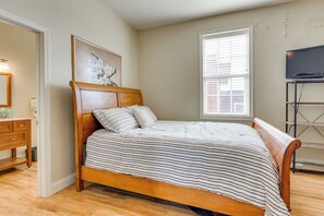 2 bedrooms, desk, iron/ironing board, travel cot - Explore Historic Dtwn! Walkable Loft in Murphy (Murphy)