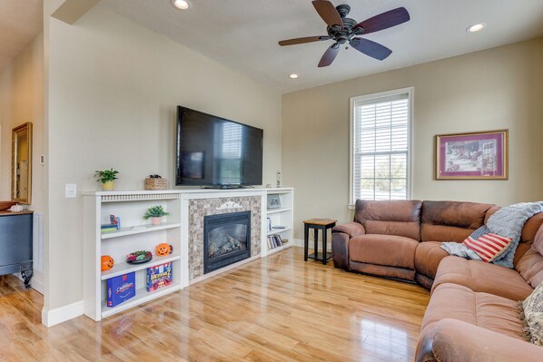 TV, fireplace, books, stereo - Explore Historic Dtwn! Walkable Loft in Murphy (Murphy)