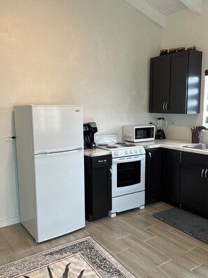 Four à micro-ondes, un four, surface de cuisson