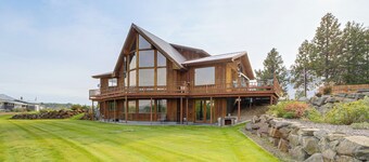 Stunning A-Frame Home w/ Views, 10 Mi to Okanogan!