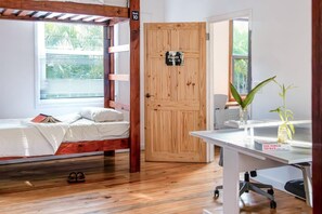 1 bedroom, desk, free WiFi, bed sheets - 1 Bed in a Shared Hostel Room (Female #1) (Bay Islands)