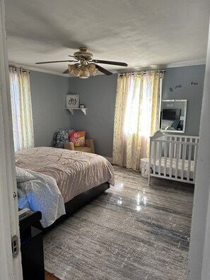 3 عدّة غرف نوم وخدمة الإنترنت وملاءات أسرّة