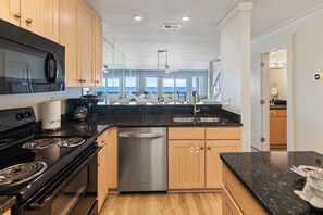 Réfrigérateur, four à micro-ondes, un four, surface de cuisson