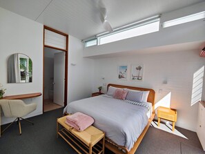 Tabla de planchar con plancha, wifi gratis y ropa de cama 