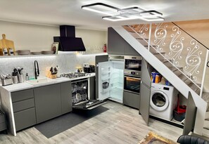 Kühlschrank, Mikrowelle, Ofen, Herdplatte