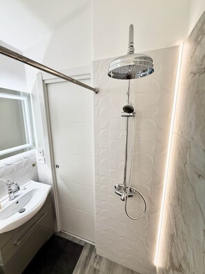 Shower, hair dryer, bidet, towels - Stay Inside a Medieval Castle Near Rome (Civitella San Paolo)