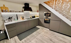 Kühlschrank, Mikrowelle, Ofen, Herdplatte