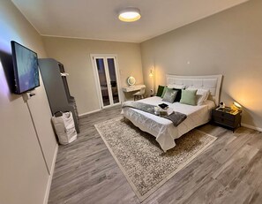 2 bedrooms, desk, iron/ironing board, WiFi