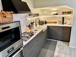 ثلاجة، ميكر وويف، فرن، موقد طهي مسطح