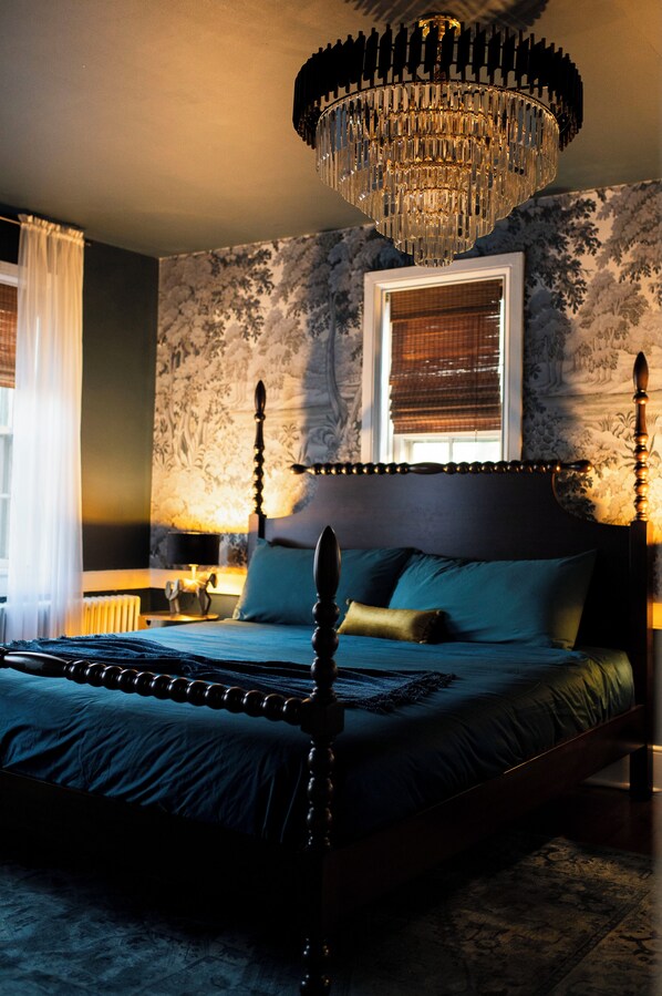 3 habitaciones, escritorio y tabla de planchar con plancha 